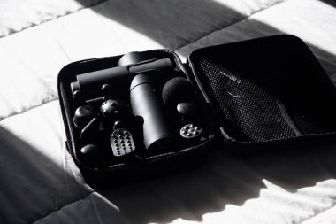 Portatif çanta, müzik severler için modern tasarım ve işlevselliği vurgulayan kulaklıklar ve mikrofon da dahil olmak üzere bir dizi siyah ses aksesuarına sahiptir.