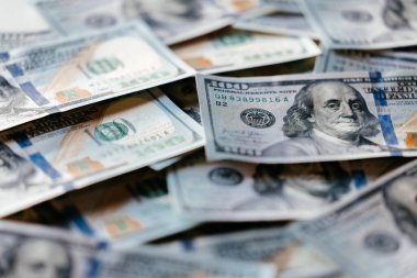 Gelişigüzel düzenlenmiş çeşitli banknotların ayrıntılı yakın çekimleri, finansal bir ortamda karmaşık tasarım ve para birimlerinin dokularını vurguluyor