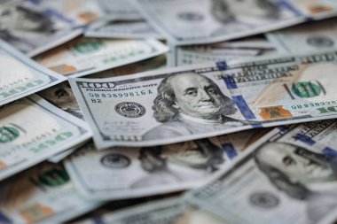 Sayısız yüz dolarlık banknotların detaylı çekimleri, para biriminin eşsiz dokularını ve renklerini vurgulamak, zengin bir mali atmosfer yaratmak,