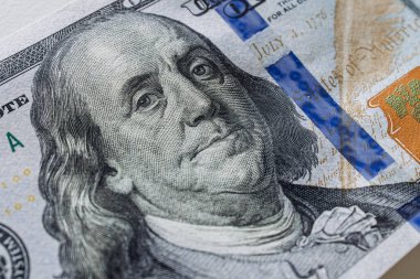 Banknotun karmaşık tasarım ve dokuları gösteren yakın plan görüntüsü, para biriminin sanatını vurguluyor, mali değeri ve ekonomik önemi temsil ediyor