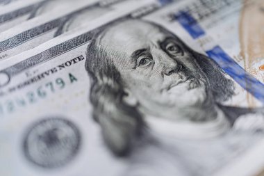 Karmaşık tasarım ve dokuları vurgulayan bankaların ayrıntılı yakın çekimleri, para biriminin mali işlemler ve ekonomik faaliyetlerdeki önemini gözler önüne seriyor