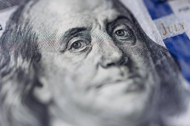 Para biriminin ayrıntılı yakın plan çekimleri, karmaşık tasarım ve dokuların altını çizmek, finansal kavramları, zenginliği ve günlük yaşamda ekonomik önemi temsil etmek