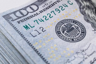 Para biriminin doku ve tasarım unsurlarını vurgulayarak, mali işlemleri ve ekonomiyi sembolize ederek, 100 dolarlık banknotların ayrıntılı çekimleri