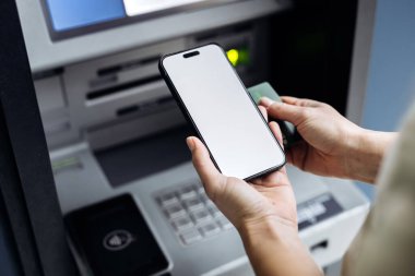 Bireysel etkileşimler ATM, akıllı telefon ve kart kullanarak, mobil bankacılık kolaylığı vurgulanıyor ve dijital işlemler çağdaş finans