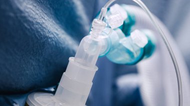 Ameliyat odasındaki anestezi ekipmanlarının yakın görüntüsü, başarılı cerrahi müdahaleler için gerekli hassasiyet ve temizliği vurguluyor