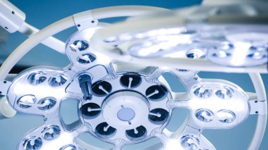 Ameliyat odasında gelişmiş cerrahi aydınlatma, karmaşık tasarım ve steril ortamı vurgulama, karmaşık tıbbi prosedürlere hazırlık ve optimal görüş sağlama olanakları sunuluyor