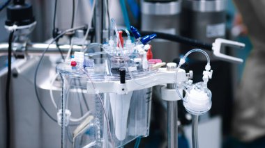 Ameliyat odasında gelişmiş tıbbi ekipmanlar, cerrahi aletleri ve teknolojiyi ön plana çıkarmak, hasta güvenliği ve cerrahi hassasiyet odaklı steril bir ortam yaratmak.