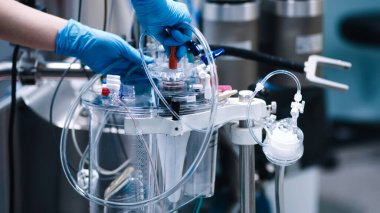 Ameliyat odasındaki cerrahi ekipmanlara yakın çekim, ileri teknoloji ve hassas aletlerin tıbbi prosedürlerde ve hasta bakımında kullanılması