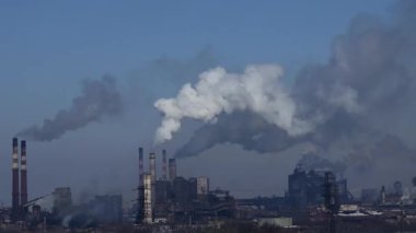 Şehrin yakınındaki sanayi bölgesinden duman yükseliyor.