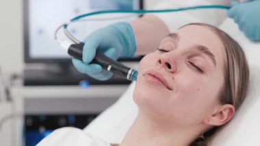 Tıbbi Spa 'da Hidro-Yüz Tedavisi ve Vakum Cilt Gençleştirme Terapisi