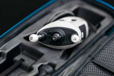 Göz tansiyonunu ölçmek için taşınabilir tonometre, özellikle glokom için, aksesuar ve aletler için bölmeleri olan koruyucu bir kutunun içine yerleştirilir.