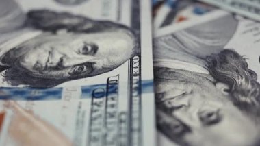 Benjamin Franklin 'in portresi, karmaşık gravürleri ve güvenlik özellikleri, para ve finansmanı temsil eden bir Amerikan dolarının yakın çekimi.