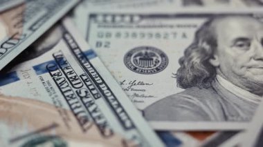 Benjamin Franklin 'in portresi, karmaşık gravürleri ve güvenlik özellikleri, para ve finansmanı temsil eden bir Amerikan dolarının yakın çekimi.