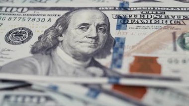 Benjamin Franklin 'in portresi, karmaşık gravürleri ve güvenlik özellikleri, para ve finansmanı temsil eden bir Amerikan dolarının yakın çekimi.