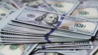 Benjamin Franklin 'in portresi, karmaşık gravürleri ve güvenlik özellikleri, para ve finansmanı temsil eden bir Amerikan dolarının yakın çekimi.