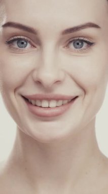 Parlak Cilt Rutini Nemlendirici Güzellik Modeli ile Güzel Kadın.