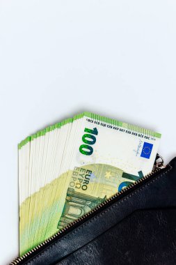Yüzlerce Euro 'luk banknotlar siyah deri bir cüzdanda, kısmen açık, temiz beyaz bir arka planda