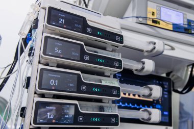 Doz bilgilerini gösteren ve hastane ortamındaki damar içi çizgilere bağlı birkaç infüzyon pompasıyla gelişmiş ilaç dağıtım sistemi.