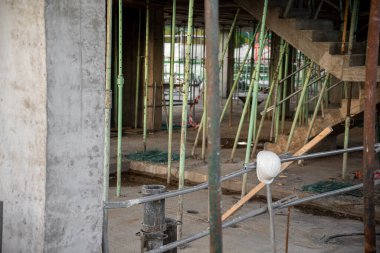 İnşaat ve çalışma alanı arka planına sahip beyaz iş kaskı