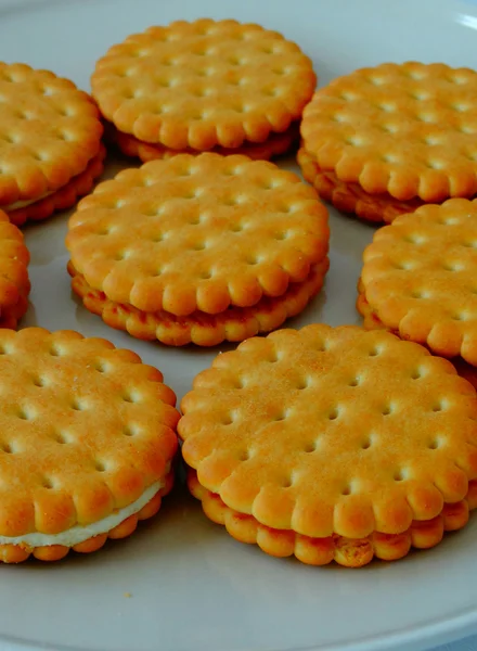 Galletas sabrosas en un plato —  Fotos de Stock