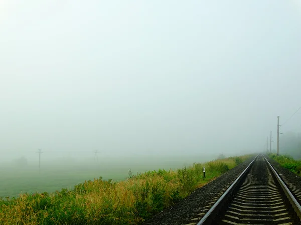 Spoorwegen in de mist — Stockfoto