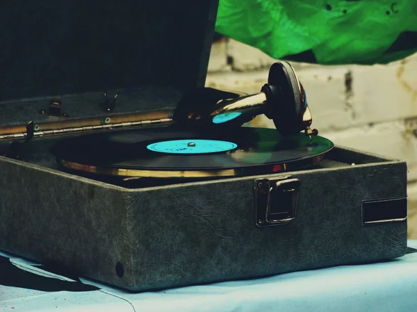 Le vieux gramophone sur la table — Photo