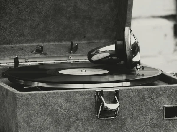 Старий грамофон на столі — стокове фото
