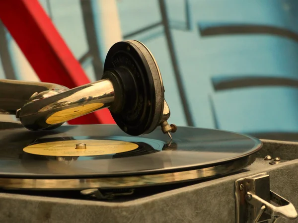 Le vieux gramophone sur la table — Photo