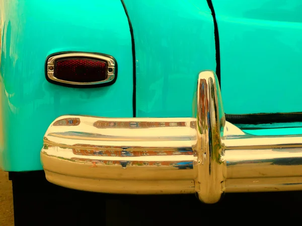 Старый ретро-автомобиль на выставке — стоковое фото