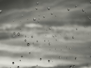 Yağmur damlaları cama düşer