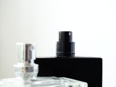 beyaz zemin üzerine parfüm