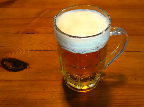 Μια κούπα μπίρα στο τραπέζι — Φωτογραφία Αρχείου