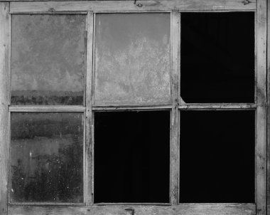 Bir binadaki eski pencere