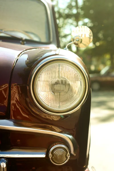 古い珍しい車の壁紙の背景局所的な車のヴィンテージ珍しいレトロスタイルのファッション60年代70年代トレンドクロム魅力時間古典的な速度 ロイヤリティフリーのストック写真