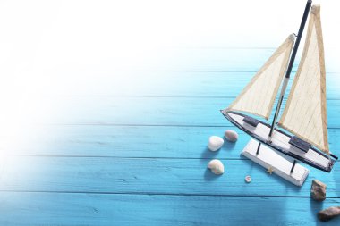 Deniz unsurları ile Hediyelik eşya yelkenli mavi ahşap masa