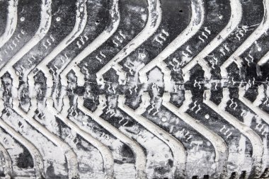 Beyaz boya ile eski lastik