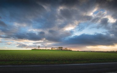 Fransa 'da bulutlu bir gökyüzü olan kırsal bir arazi.