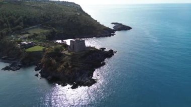 Calabria 'nın güney İtalya' daki mavi denizle çevrili bir Sarazen kulesinin hava sineması manzarası Amerikalı yazar Crawford 2 ile bağlantılı.