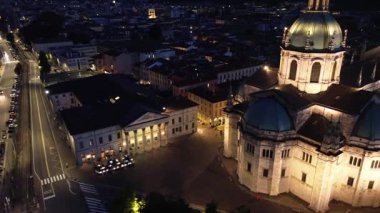 Como Katedrali 'nin sinematik ışıklarla aydınlatılmış gece hava görüntüsü yukarıdan kubbenin karmaşık detaylarını gösteriyor.