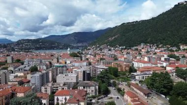 Como şehir merkezindeki tarihi sarayların arka planında Como Gölü 'nün mavi suları olan hava aracı görüntüsü.