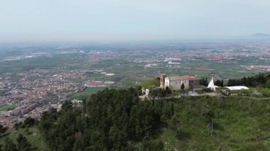 Caserta 'daki San Michele Sığınak Katedrali' nin havadan görünüşü. Dağların zirvesinden gelen huzur ve ruhani ihtişam.