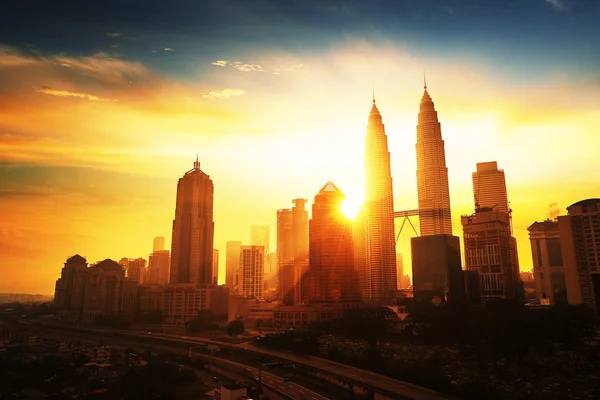 Nascer do sol em Kuala Lumpur com a silhueta do horizonte da cidade de Kuala Lumpur — Fotografia de Stock