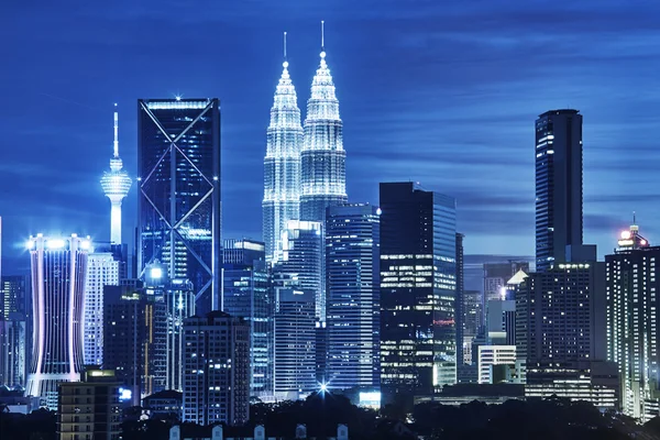 Linha do horizonte de Kuala Lumpur à noite — Fotografia de Stock