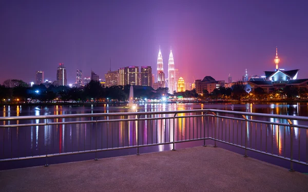 Vista nocturna de la ciudad de Kuala Lumpur con impresionante reflejo en el agua — Foto de Stock