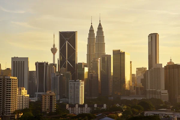 Gün batımında Kuala Lumpur şehrinin dramatik sahne — Stok fotoğraf