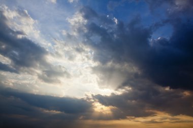 Crepuscular ışınları mavi ve beyaz gökyüzü