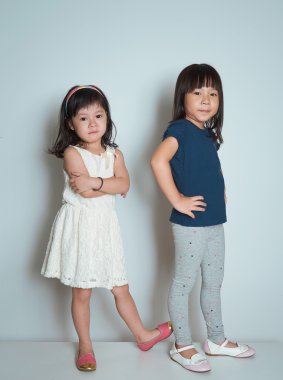 İki küçük Asya kız kardeş