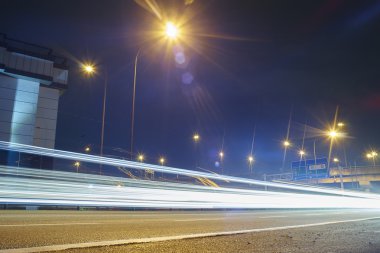 Geceleri şehirde trafik