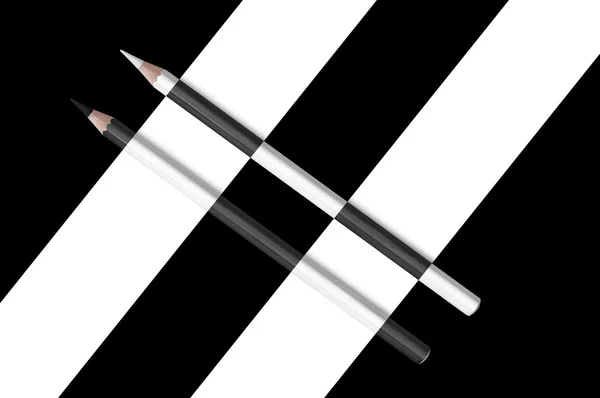Siyah ve beyaz çapraz kompozisyon kalemler — Stok fotoğraf