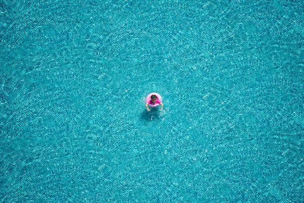 Chica en la piscina azul — Foto de Stock
